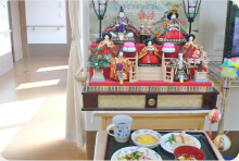 施設が華やぐひな祭りの飾り
